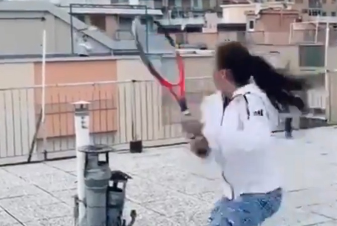 Итальянские теннисистки сыграли партию на крышах домов (ВИДЕО) 1