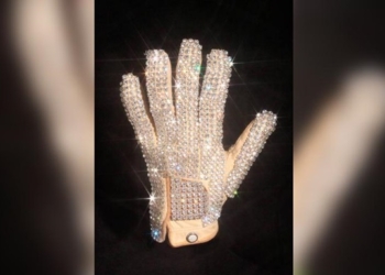 Перчатка Майкла Джексона ушла с молотка за $104 тысячи