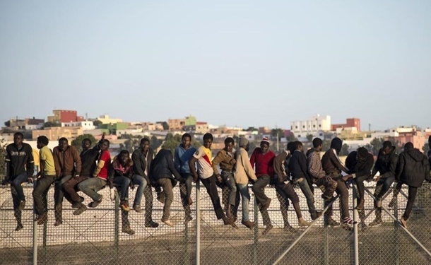 В Африке сотни мигрантов штурмовали испанский анклав