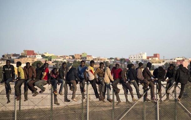 В Африке сотни мигрантов штурмовали испанский анклав 1