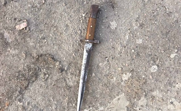 В Днепре полицейский спас прохожую от мужчины с ножом