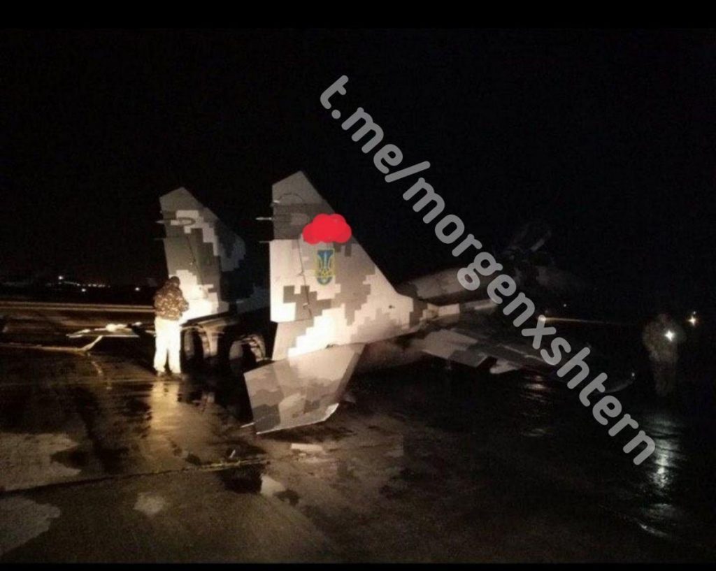 Украинский МиГ-29 совершил аварийную посадку, повредив крыло (ФОТО) 1