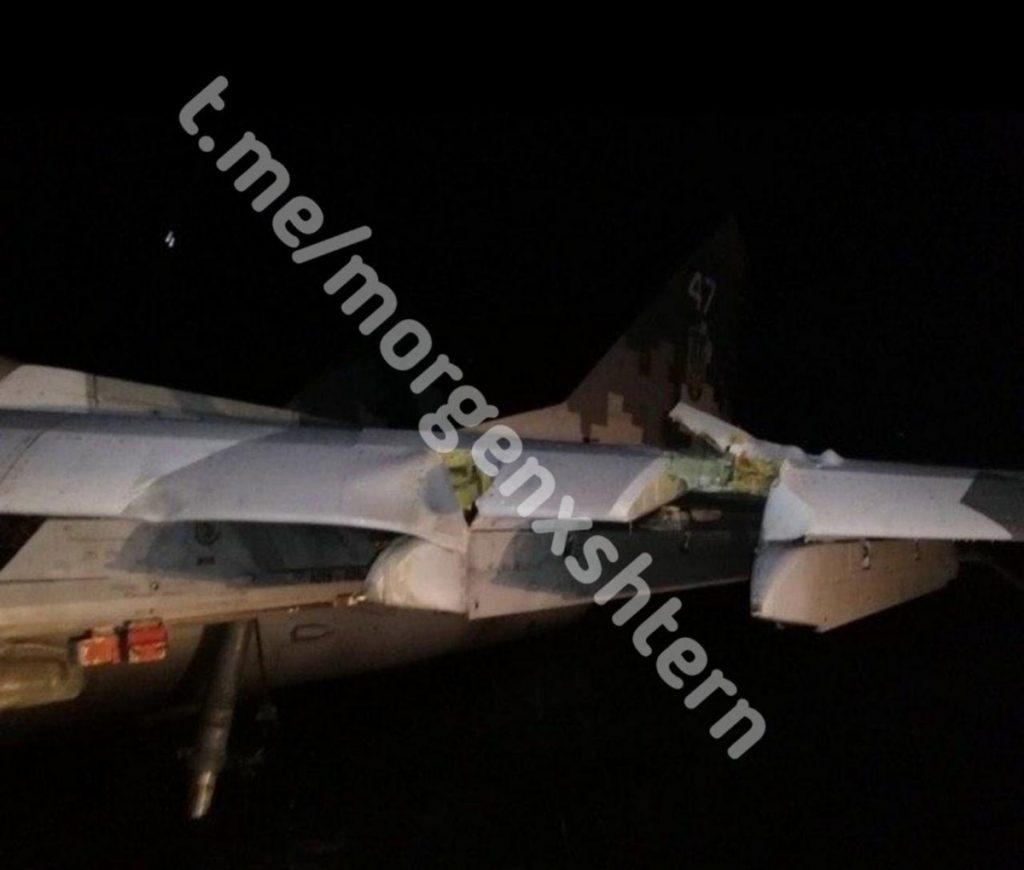 Украинский МиГ-29 совершил аварийную посадку, повредив крыло (ФОТО) 3