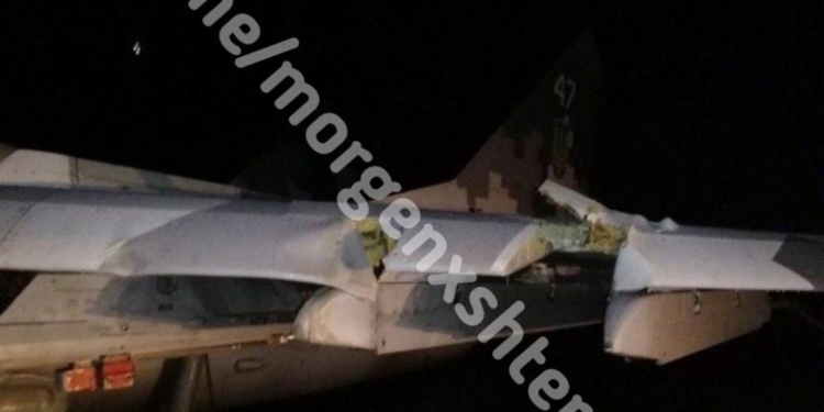 Украинский МиГ-29 совершил аварийную посадку, повредив крыло (ФОТО)