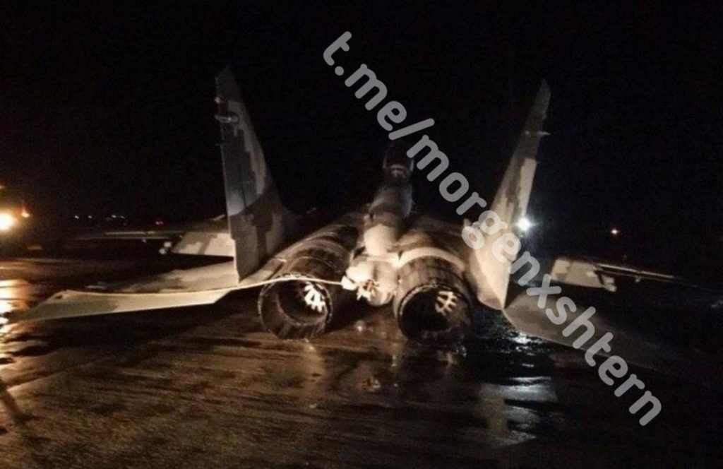 Украинский МиГ-29 совершил аварийную посадку, повредив крыло (ФОТО) 5