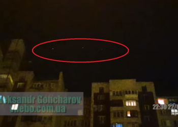 Вереница огней в небе Киева озадачила соцсети