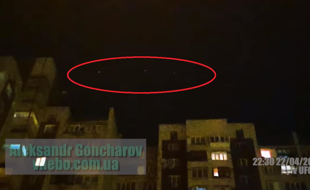 Вереница огней в небе Киева озадачила соцсети