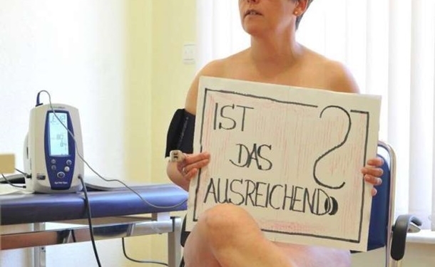 Немецкие врачи снялись голыми в знак протеста