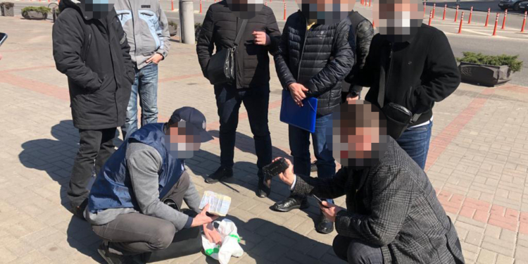 Представлялся помощником Ермака и продавал должности. В Киеве задержали общественника на взятке (ФОТО)