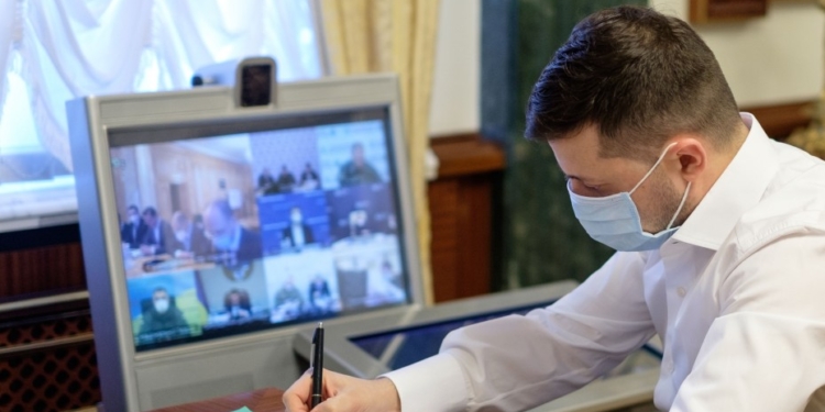 Зеленский поручил закупить необходимое для аптек количество масок через госструктуры