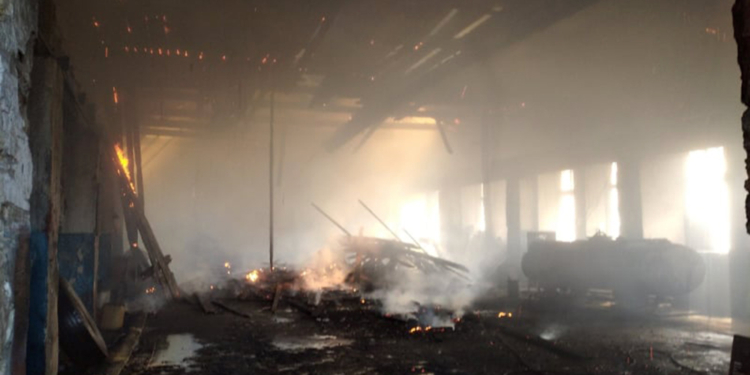 В Вознесенске горела авторемонтная мастерская (ФОТО)