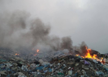 Под Вознесенском со вчерашнего вечера тушат свалку (ФОТО)