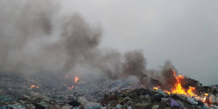 Под Вознесенском со вчерашнего вечера тушат свалку (ФОТО)