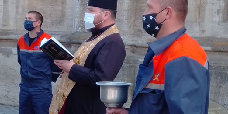 #ВеликденьВдома. В Николаеве священник ПЦУ освятил паски хлебозавода №1 и в «Сільпо» (ФОТО, ВИДЕО)