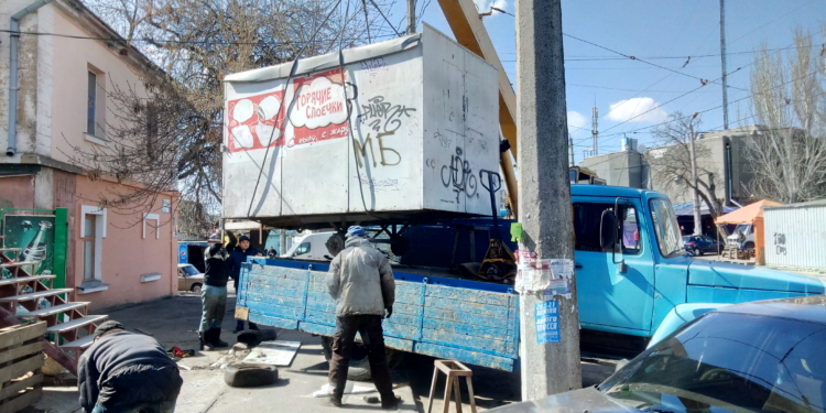 В Заводском районе Николаева демонтировали четыре незаконных киоска (ФОТО)