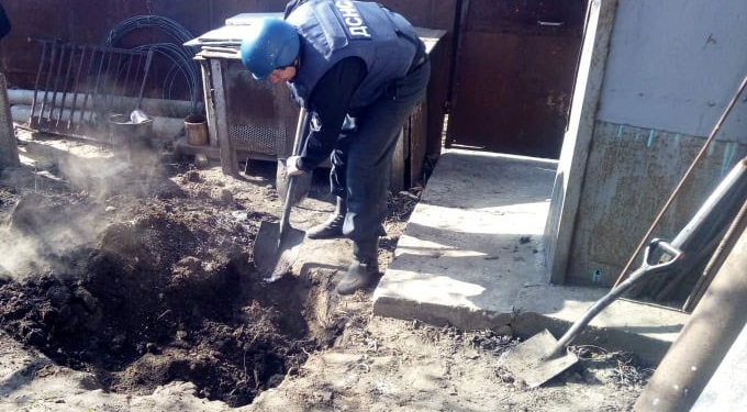 В одном из дворов Врадиевки откопали 17 артснарядов времен прошлых войн (ФОТО)