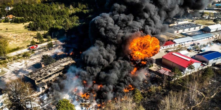 На заводе химических отходов в городе Кельце в Польше произошел мощный взрыв (ФОТО, ВИДЕО)