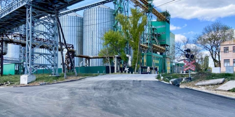 В Николаеве отремонтировали железнодорожный переезд на 3-й Слободской – половину расходов обещают возместить Никморпорт и стивидоры (ФОТО)