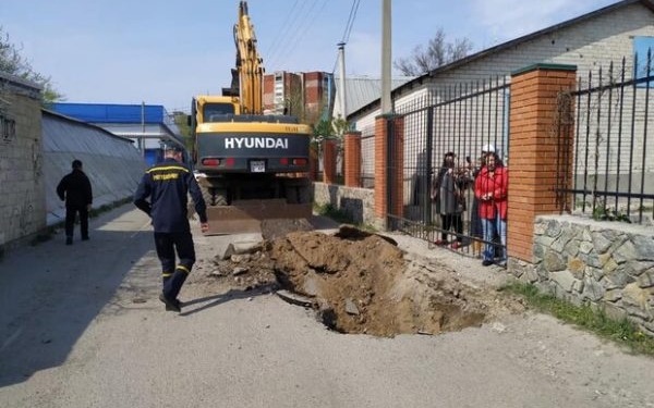Вокруг церкви в Днепре, где прихожан причащали с общей ложечки, вырыли траншею (ФОТО)