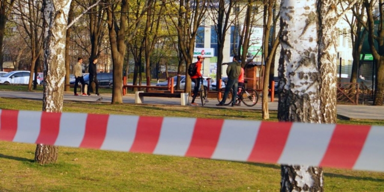 В Днепре “пометили” дома, в которых живут люди с подозрением на COVID-19 (ФОТО)