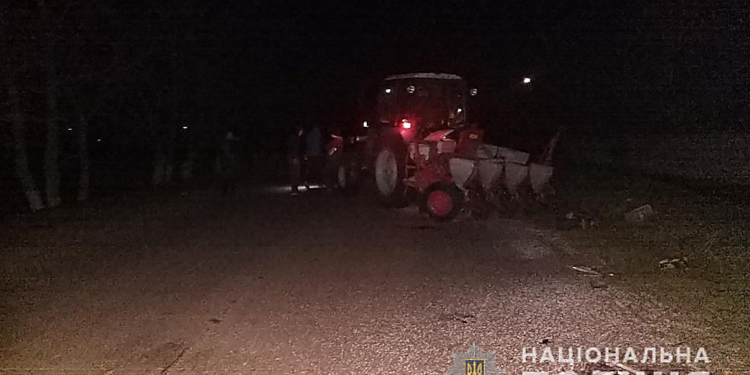 На Николаевщине BMW влетел в трактор, два человека погибли