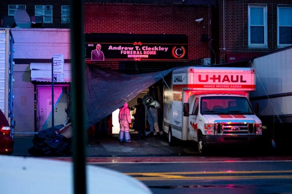В Нью-Йорке обнаружили четыре грузовика с десятками тел — CNN 1