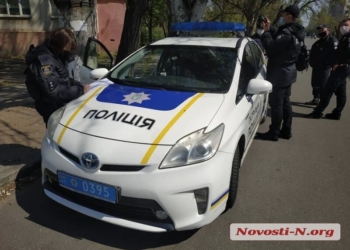 В Николаеве молодого человека задержали после пробежки по полицейской машине (ФОТО, ВИДЕО)
