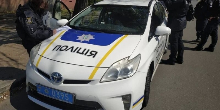 В Николаеве молодого человека задержали после пробежки по полицейской машине (ФОТО, ВИДЕО)