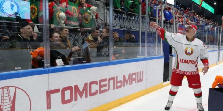 У хоккеиста из команды президента Лукашенко COVID-19