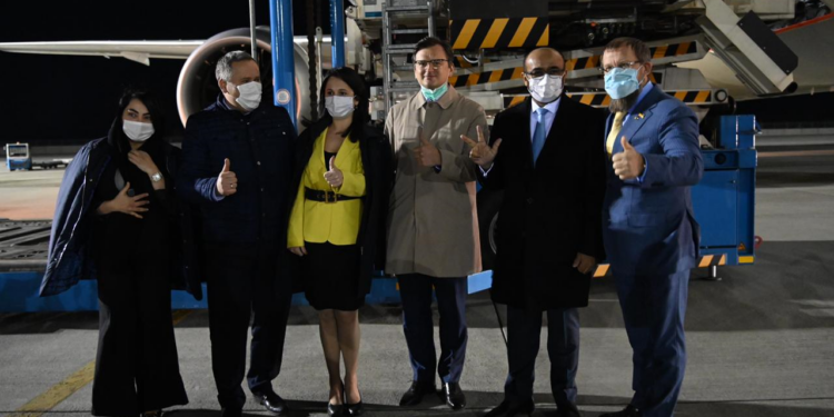 Ценный груз. В Украину прибыл самолет из ОАЭ с медицинской помощью (ФОТО)