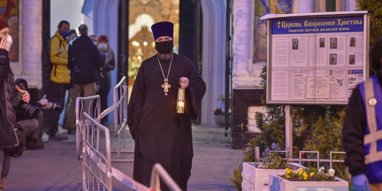 В Киево-Печерскую лавру привезли благодатный огонь из Иерусалима (ФОТО)