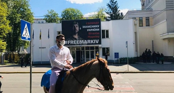 Оштрафованный за нарушение карантина киевлянин приехал к зданию МВД на лошади (ФОТО, ВИДЕО)