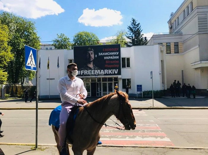 Оштрафованный за нарушение карантина киевлянин приехал к зданию МВД на лошади (ФОТО, ВИДЕО) 1
