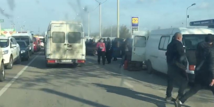 На Херсонщине закрыли крупнейший овощной оптовый рынок. Торговцы вышли на дорогу (ВИДЕО)