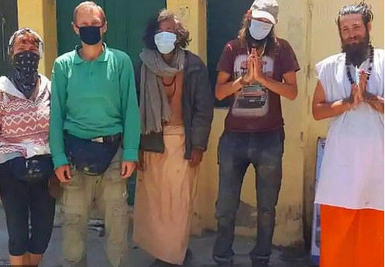 Двое украинских туристов в Индии месяц жили в пещере. Их нашла полиция