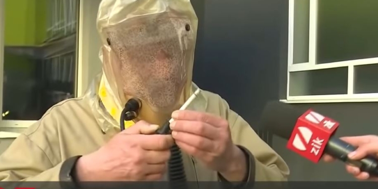 От большого ума? Украинские врачи научились курить сквозь защитные костюмы (ВИДЕО)