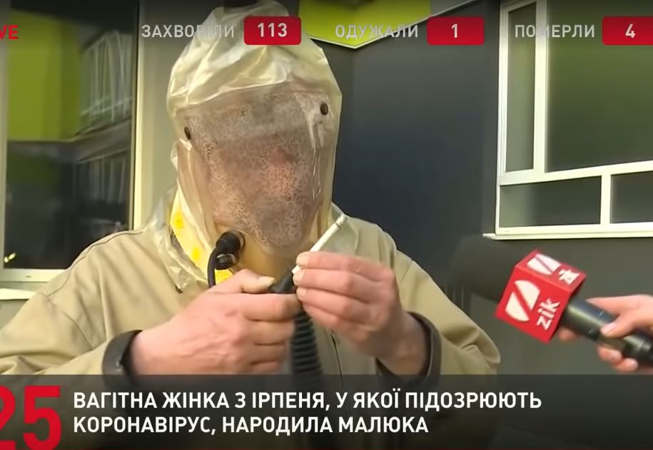 От большого ума? Украинские врачи научились курить сквозь защитные костюмы (ВИДЕО) 1
