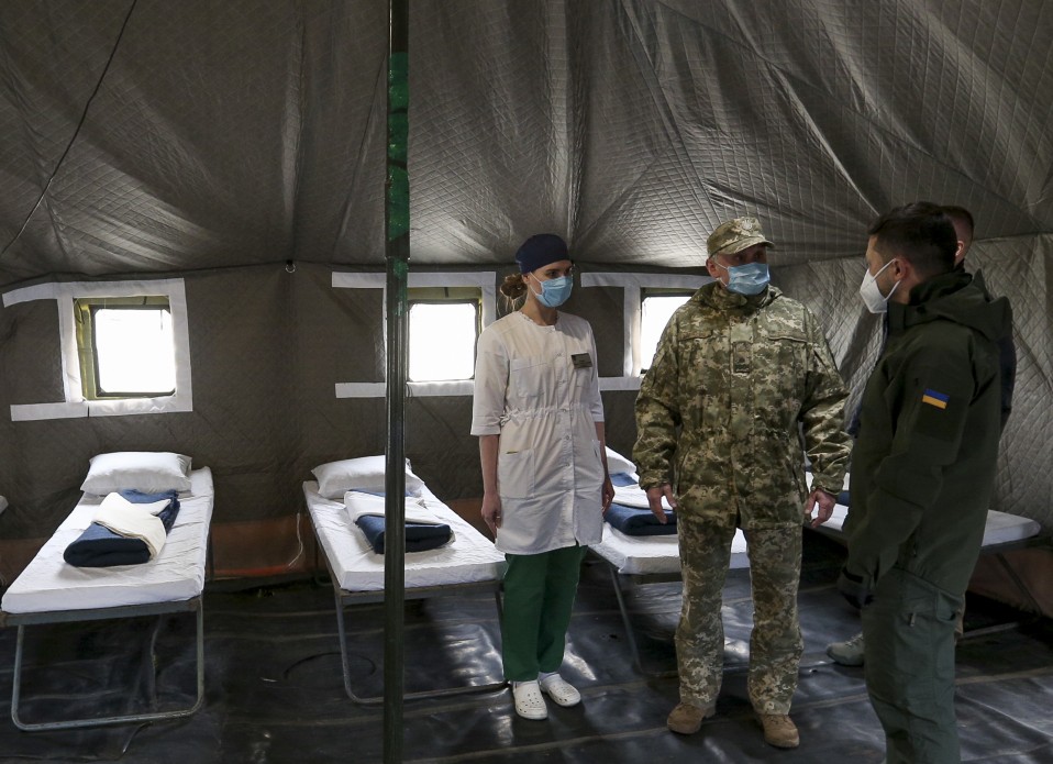 Зеленский проверил, как оказывают медпомощь военным на Донбассе (ВИДЕО, ФОТО) 1