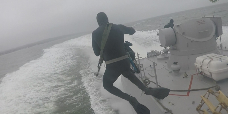 На Николаевщине военные водолазы-разведчики отработали десантирование со скоростных катеров (ФОТО, ВИДЕО)