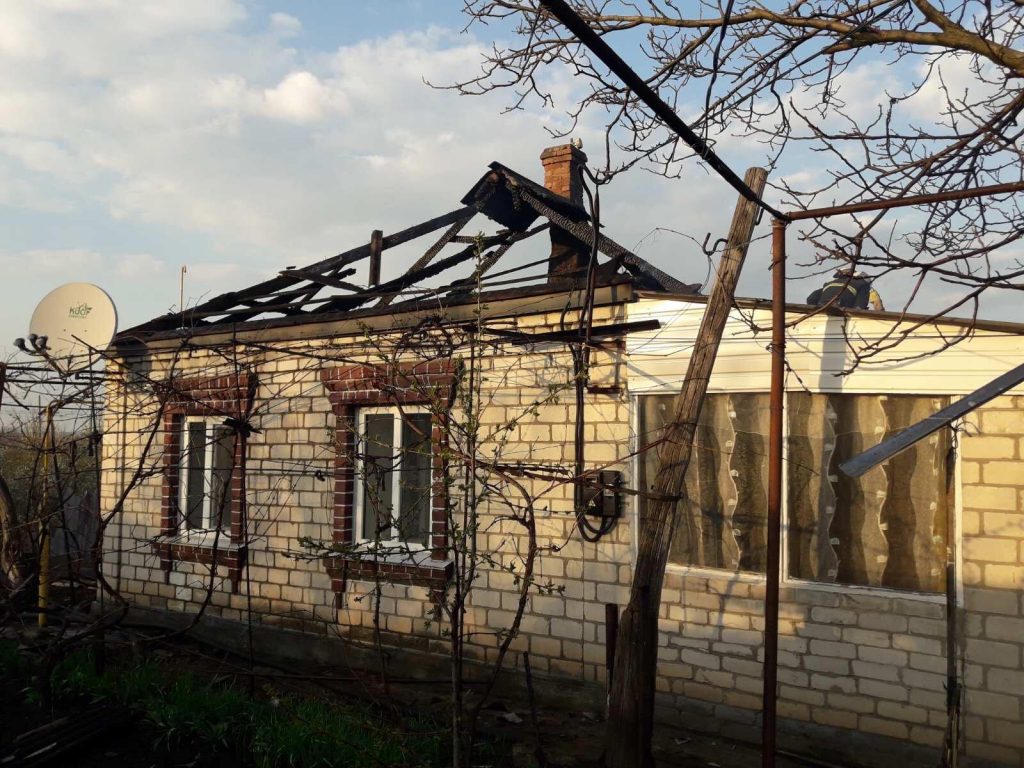Пожары в Первомайске и Николаеве. Горела крыша, сарай и мусор (ФОТО) 3