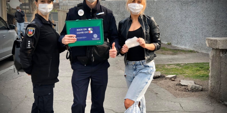 Бесплатные маски вместо штрафов: полиция Черкасс иначе подошла к борьбе с нарушителями карантина (ФОТО)