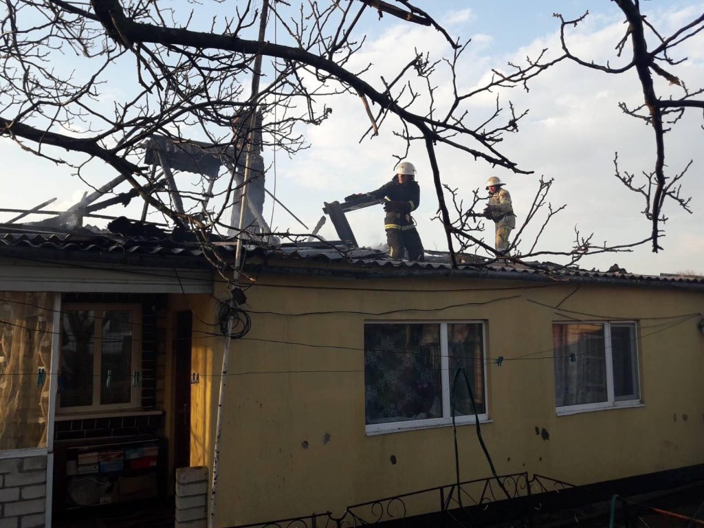 Пожары в Первомайске и Николаеве. Горела крыша, сарай и мусор (ФОТО) 1