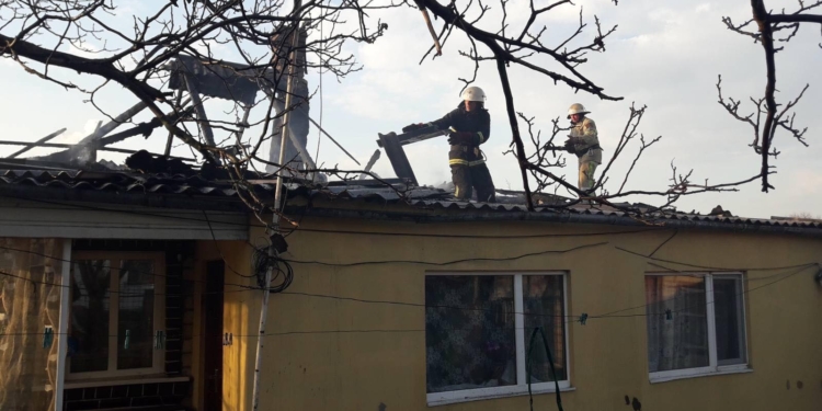 Пожары в Первомайске и Николаеве. Горела крыша, сарай и мусор (ФОТО)
