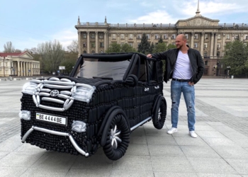 В Николаеве на центральной площади поставили надутый Land Cruiser (ВИДЕО)