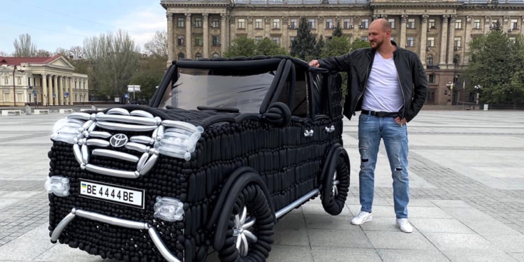 В Николаеве на центральной площади поставили надутый Land Cruiser (ВИДЕО)