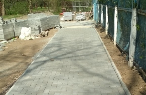 В Корабельном районе обустраивают тротуар возле школы №43 (ФОТО)