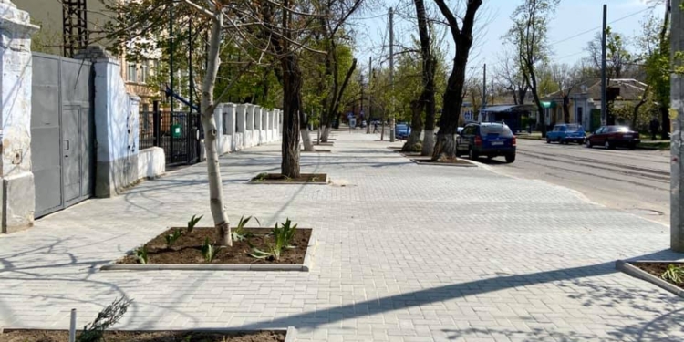 «Капитально, на годы»: на улице Потемкинской отремонтировали тротуар (ФОТО)