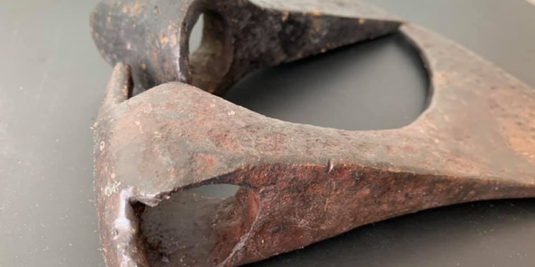 Из Украины под видом «настенного декора» хотели выслать меч и топоры времен Киевской Руси (ФОТО)