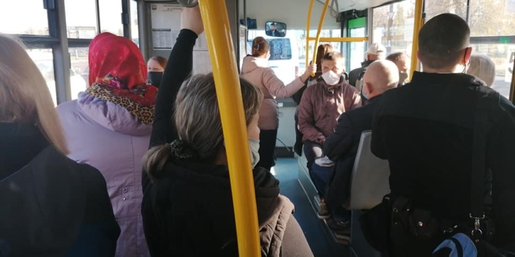 «Не сделали ничего»: жительница Николаева рассказала, как патрульные закрыли глаза на нарушения карантинных требований в автобусе №91 (ФОТО)