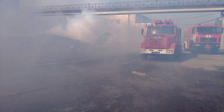 Николаевским спасателям понадобилось четыре машины, чтобы потушить пожар на Индустриальной (ФОТО)